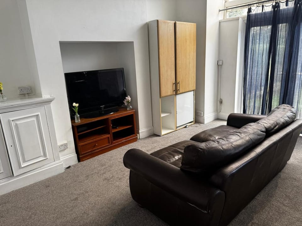 Double-Bedroom in the Heart of Salford Manchester Perfect for Short Stays GCSW1 Bed and Breakfast in Salford