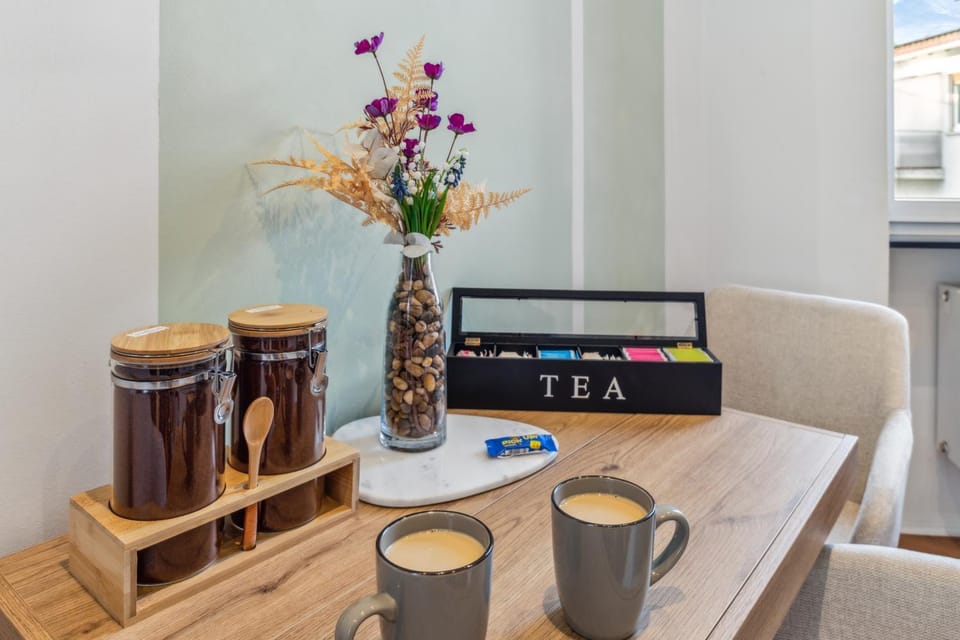 Coffee/tea facilities, Kitchen or kitchenette, Living room, Seating area