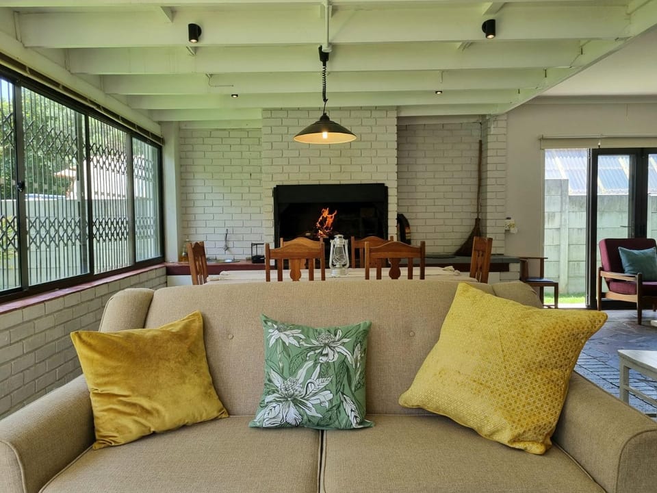 BBQ facilities, BBQ facilities, Living room, Seating area, Dining area, fireplace, fireplace