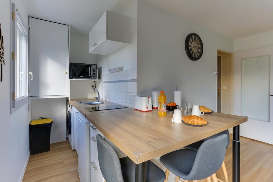 Kitchen or kitchenette, Dining area, stove