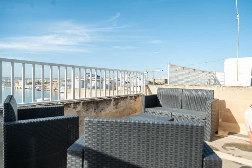 Senglea Charming 2BDR Townhouse House in Malta