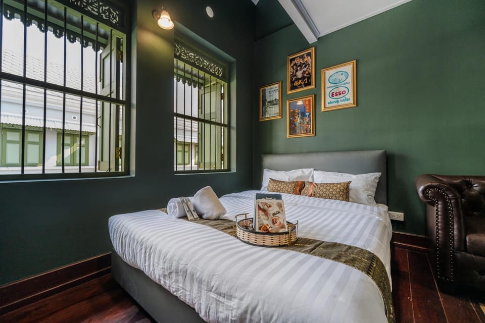 Bed, Seating area, Bedroom