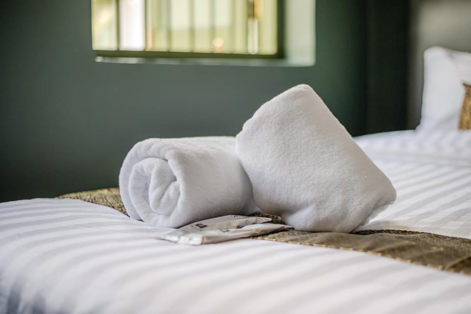 Bed, Bedroom, towels