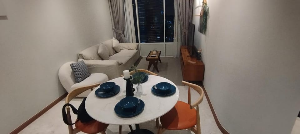 TV and multimedia, Kitchen or kitchenette, Living room, Seating area, Dining area