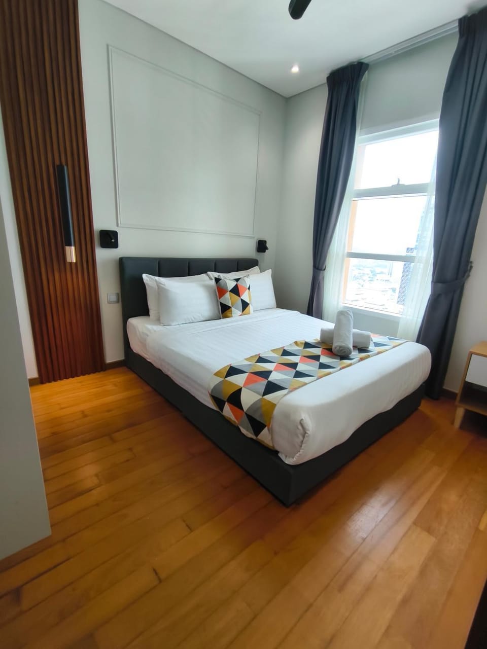Bed, Bedroom, towels