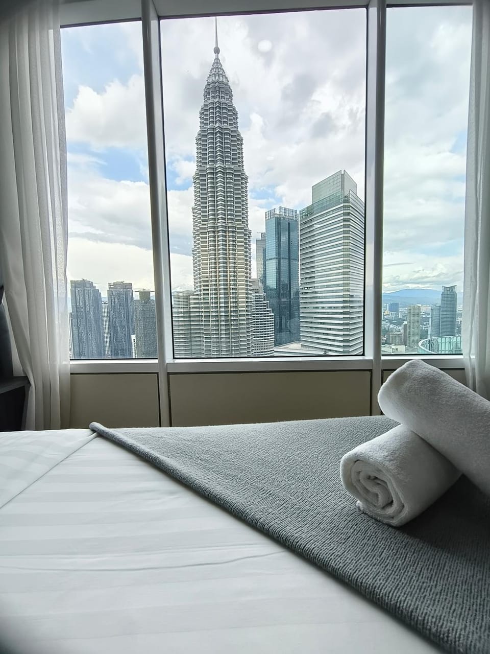 Bedroom, City view, towels