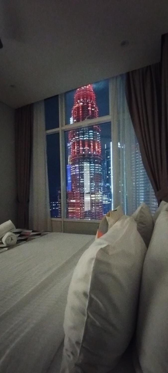 Bed, Night, TV and multimedia, View (from property/room), Photo of the whole room, Bedroom, City view