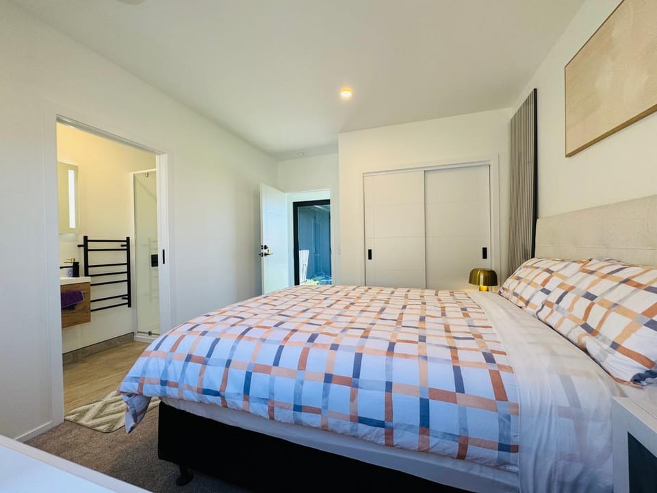 New house has bedroom with attached bathroom Vacation rental in Taupo