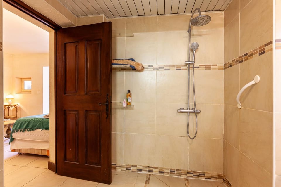 Bathroom, Living room