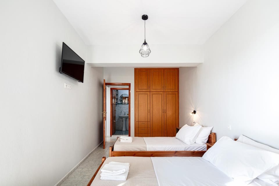 Property building, Bed, TV and multimedia, Photo of the whole room, Bedroom, towels, wardrobe