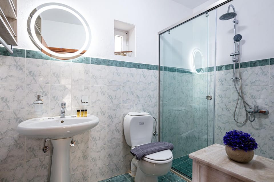 Shower, Toilet, Property building, Bathroom, towels