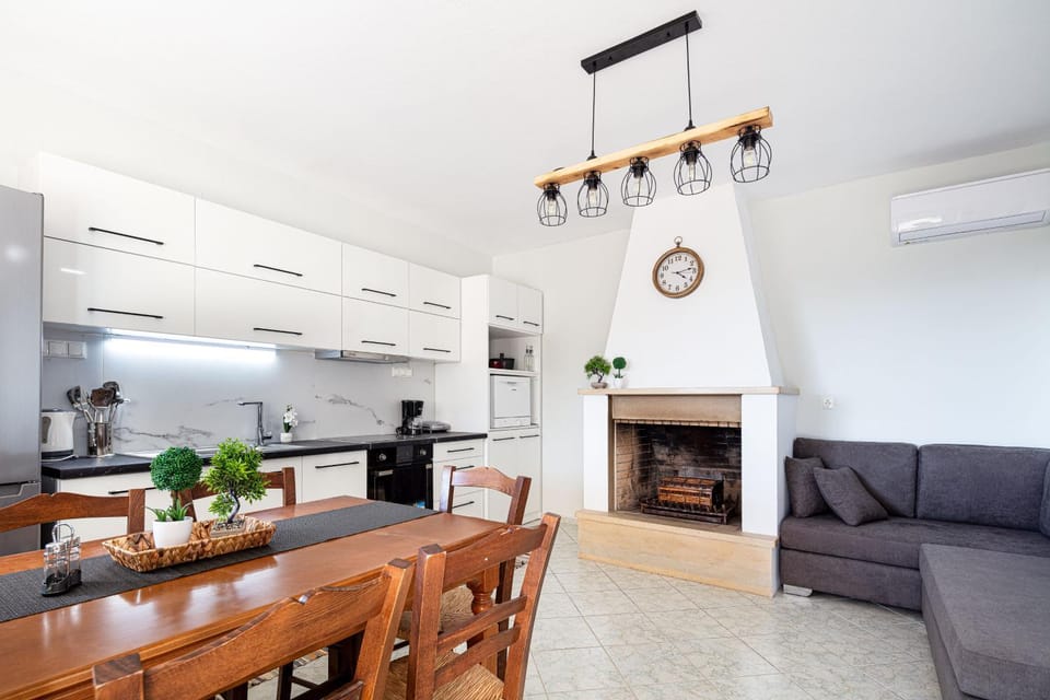 Property building, Kitchen or kitchenette, Living room, Seating area, Dining area, fireplace, oven, stove