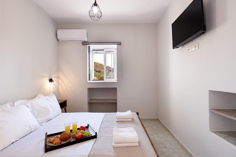 Property building, Bed, TV and multimedia, Photo of the whole room, Bedroom