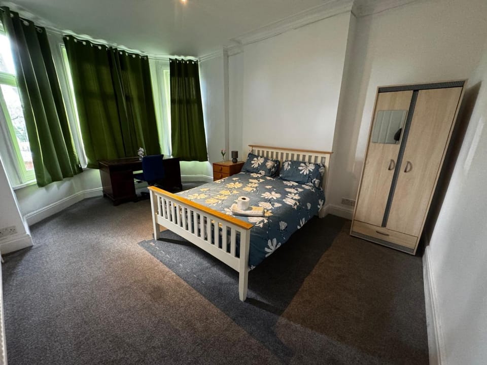 Ensuite Double-Bedroom in the Heart of Salford Manchester Perfect for Short Stays GCSW2 Bed and Breakfast in Salford