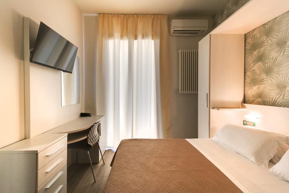 Bed, TV and multimedia, Bedroom