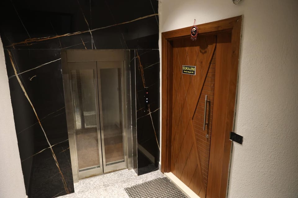 Facade/entrance, elevator