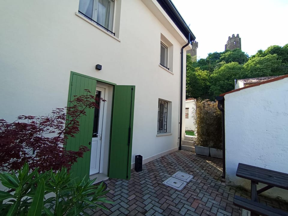 Property building, Day, Garden, Garden view