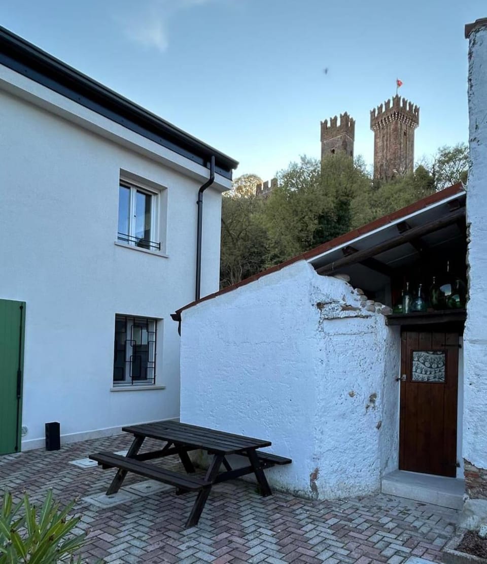 Property building, Patio, Day, Landmark view