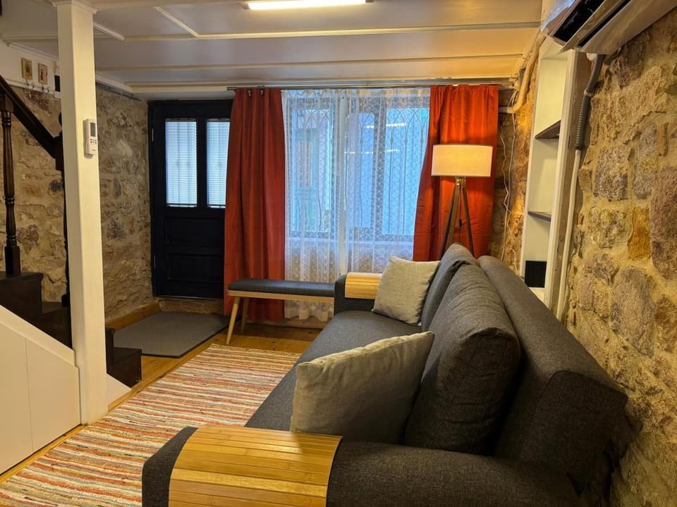Bed, TV and multimedia, Living room, Seating area