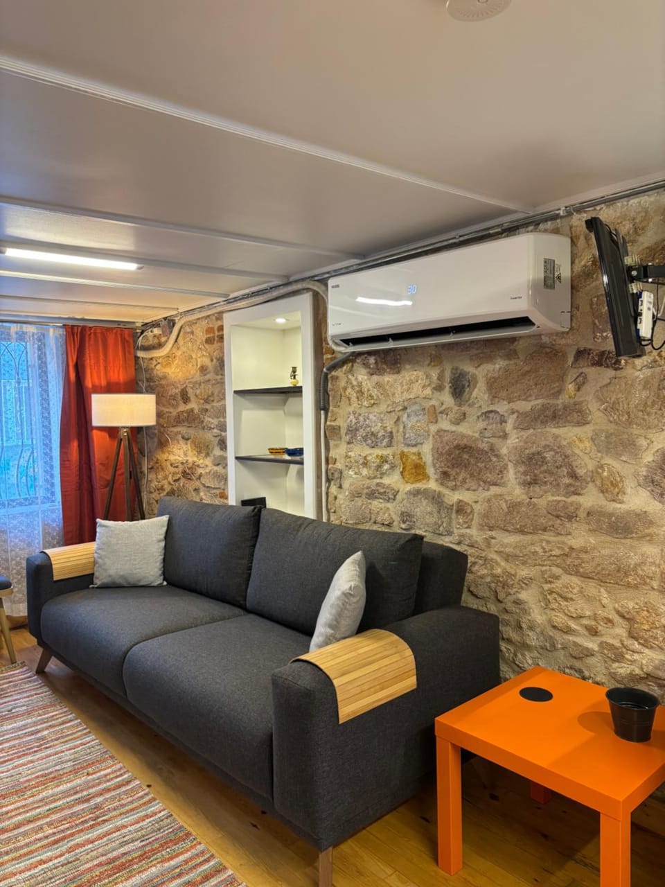 TV and multimedia, Living room, Seating area, air conditioner