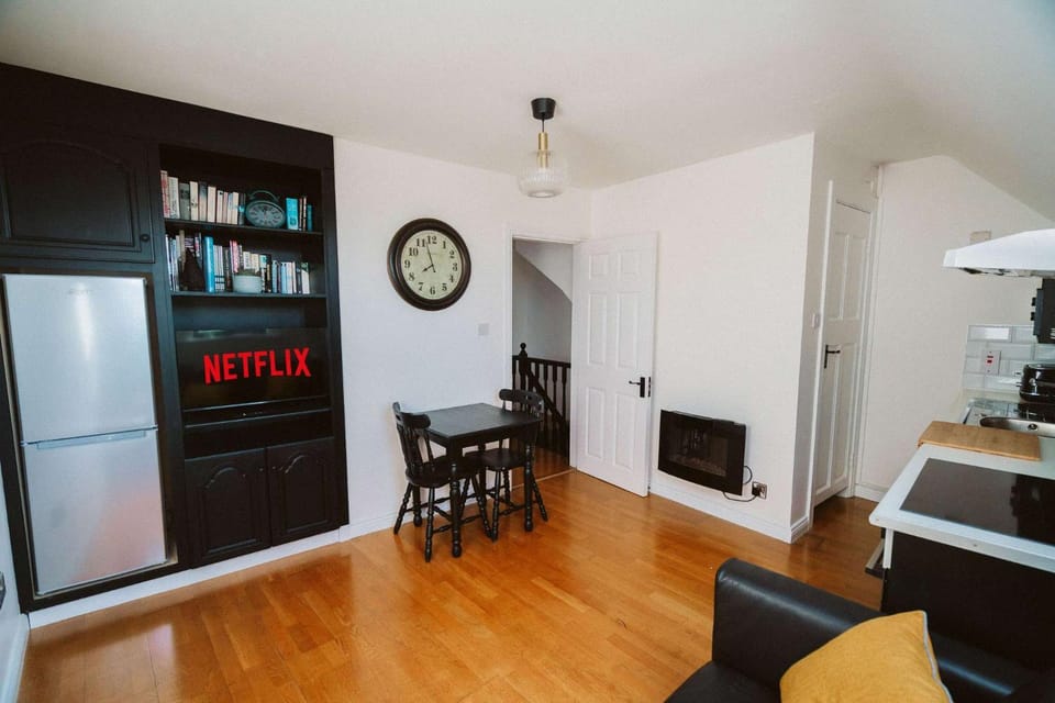 TV and multimedia, Kitchen or kitchenette, Living room, Seating area, Dining area, oven, stove