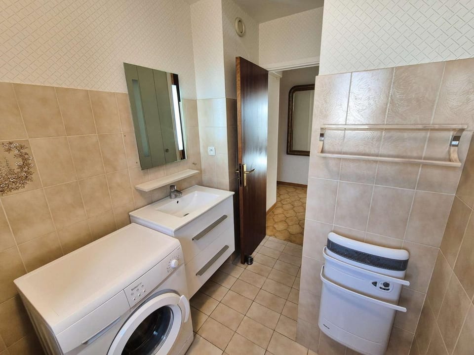 Bathroom, washing machine