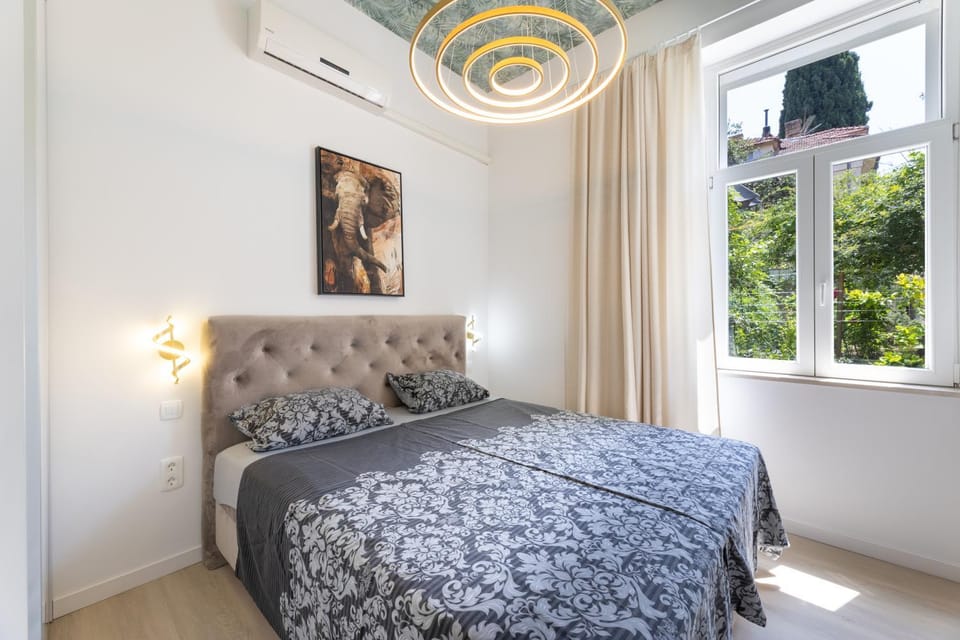 Bed, Bedroom, air conditioner