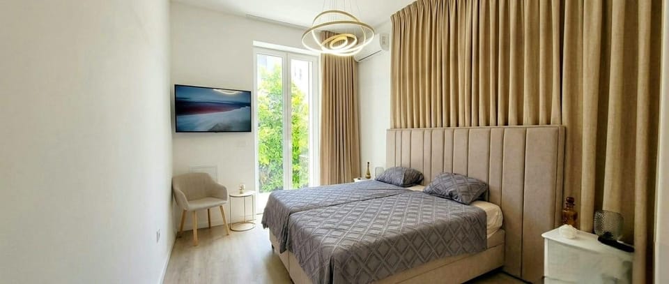 Bed, TV and multimedia, Bedroom
