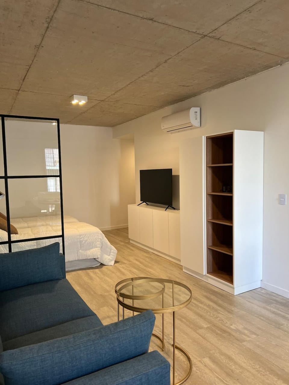 Bed, TV and multimedia, Photo of the whole room, wardrobe