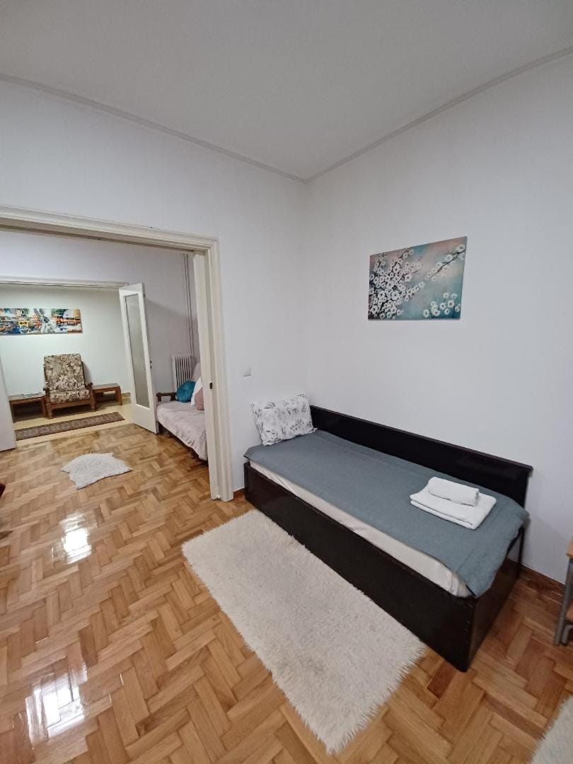 Spacious Apartment 2 minutes from Omonoia Metro Apartment in Athens