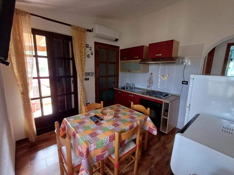 Kitchen or kitchenette, Dining area, oven, stove