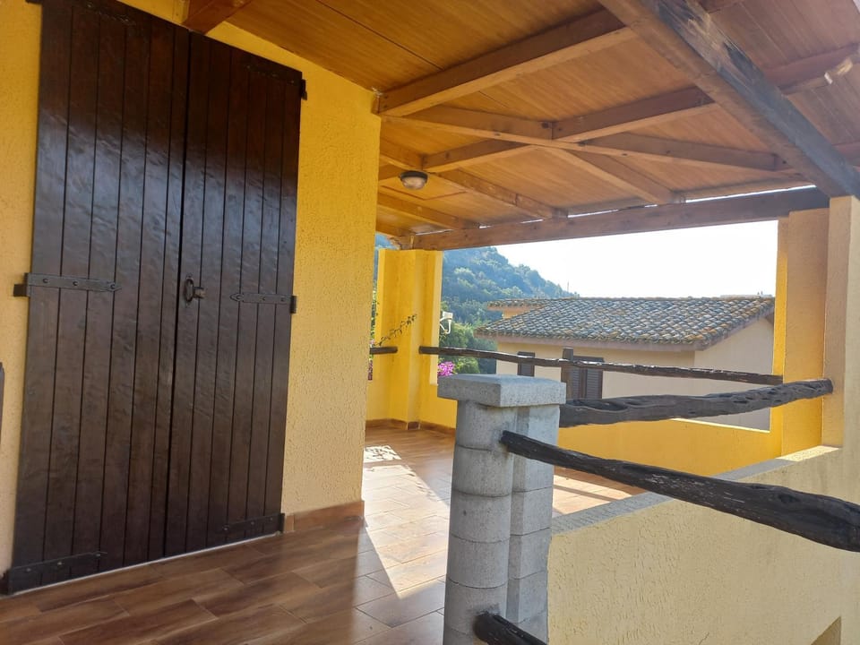 Balcony/Terrace, Mountain view