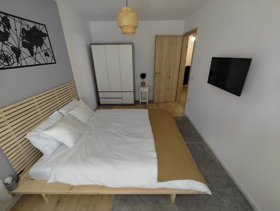 Bed, TV and multimedia, Bedroom, wardrobe