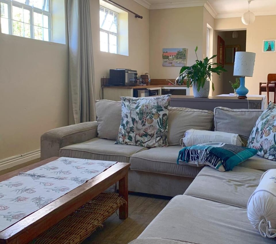 TV and multimedia, Kitchen or kitchenette, Living room, Seating area
