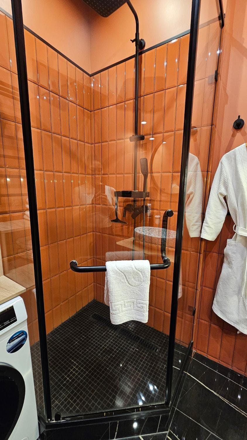 Shower, Toilet, Bathroom, towels
