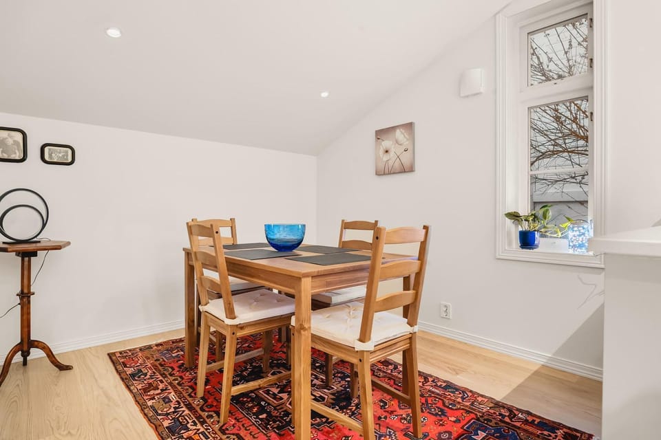 Seating area, Dining area