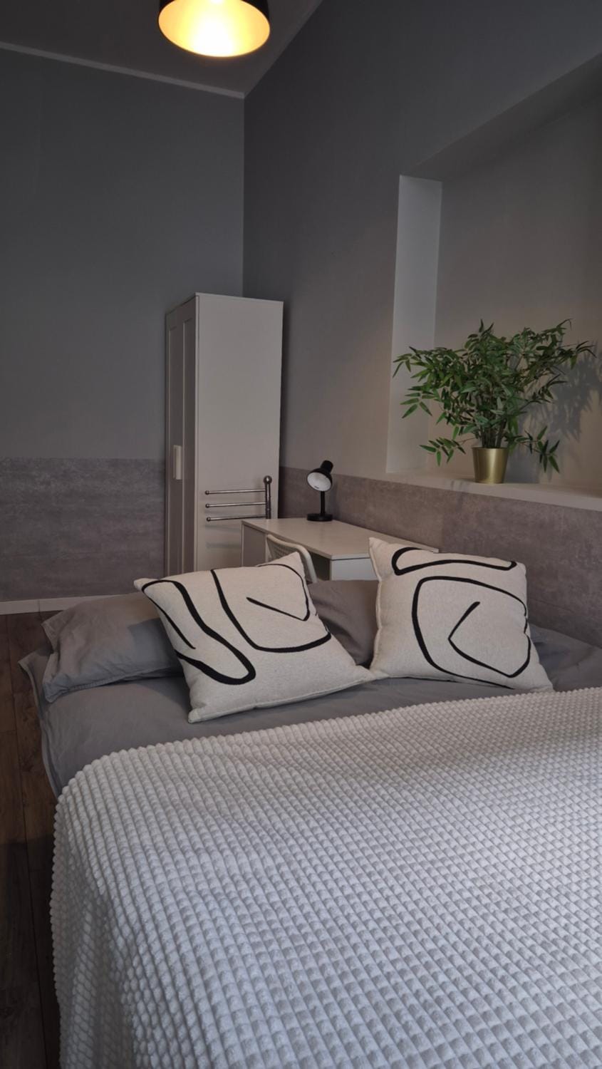 Bed, Photo of the whole room, wardrobe