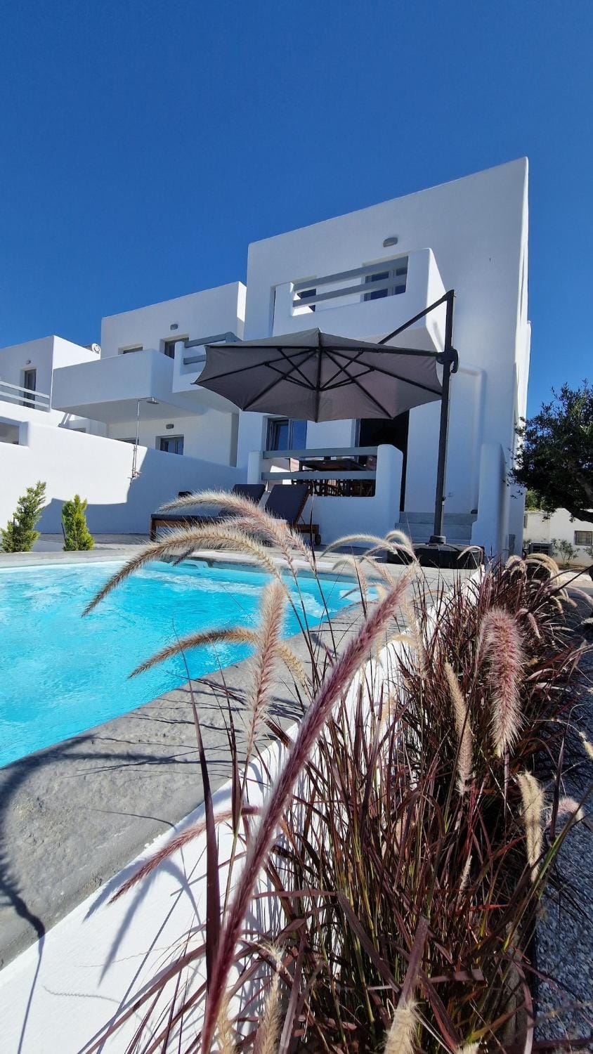 Property building, Day, Pool view, Swimming pool, sunbed