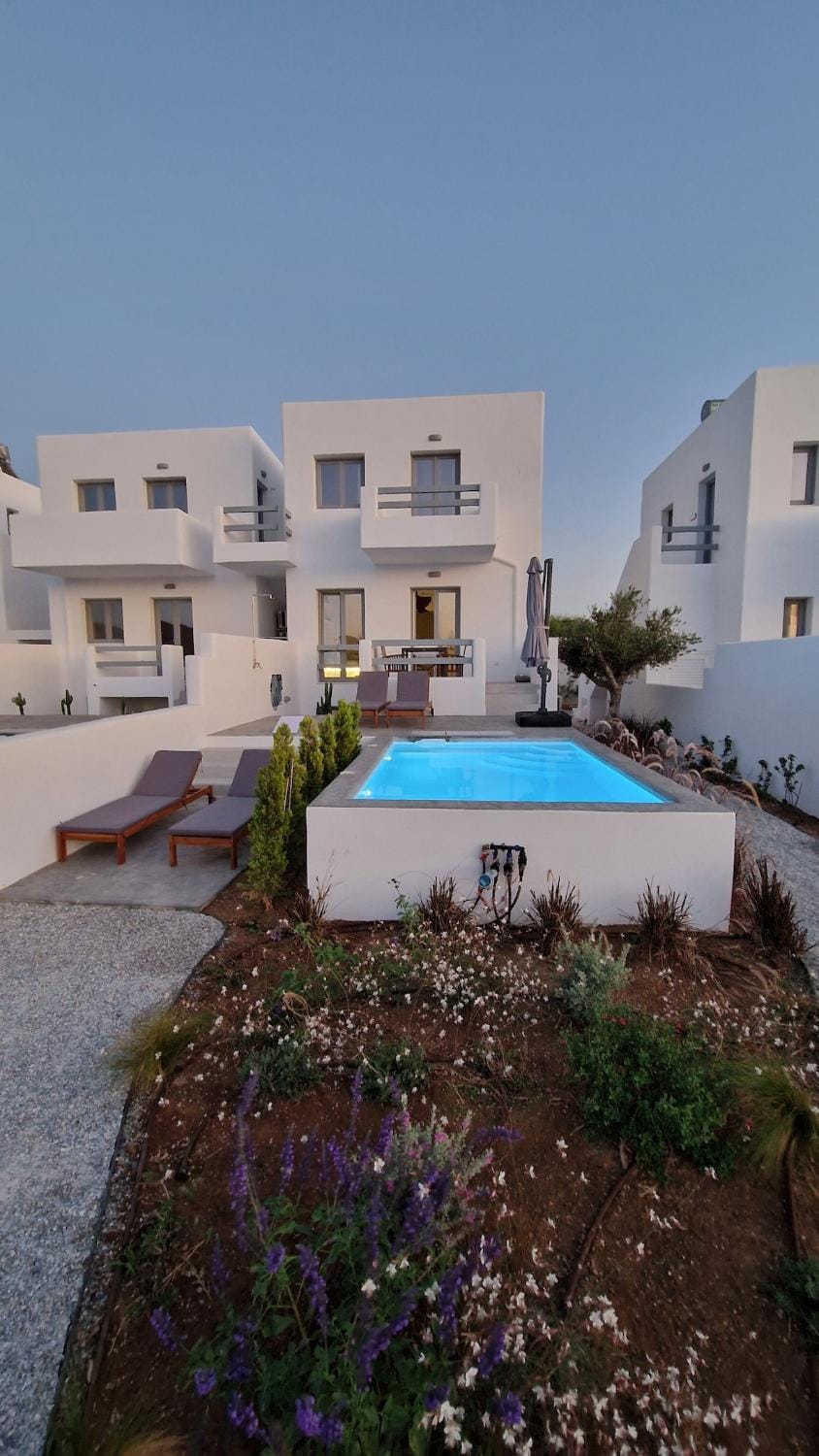 Property building, Day, Pool view, Swimming pool, sunbed