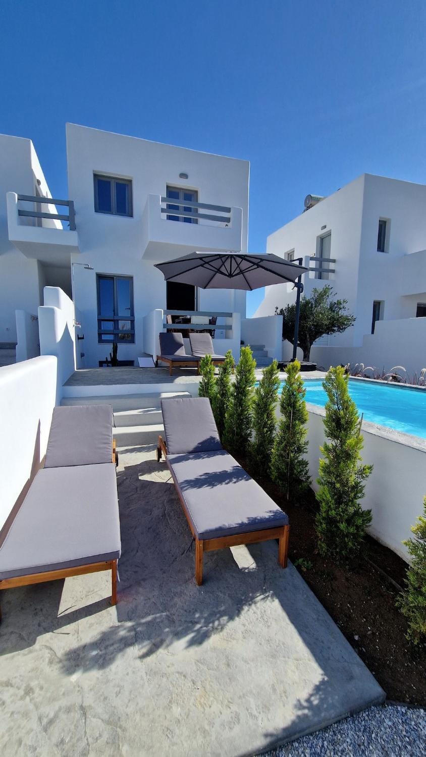 Property building, Patio, Day, Pool view, Swimming pool, sunbed
