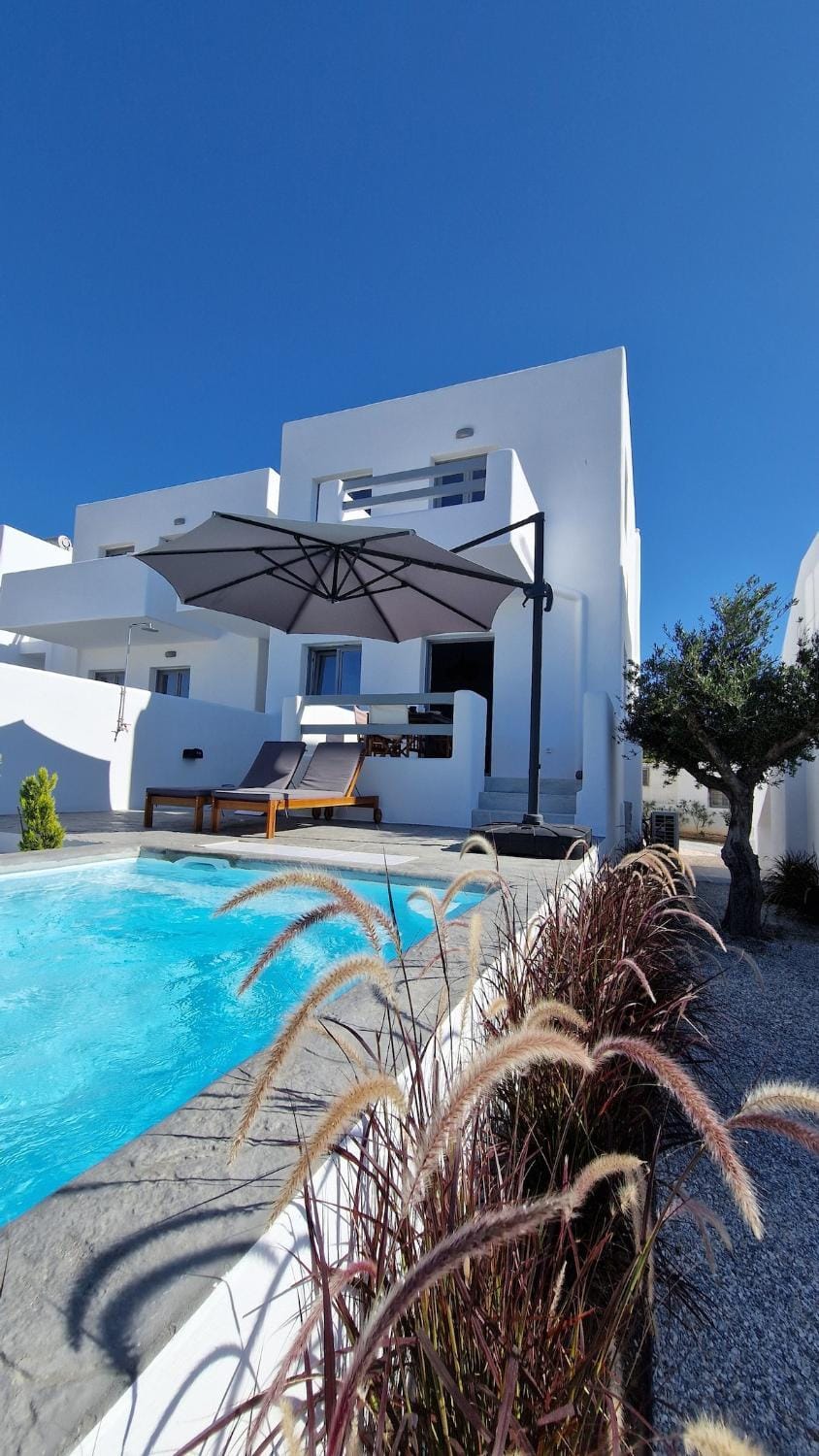Property building, Day, Pool view, Swimming pool, Breakfast, sunbed