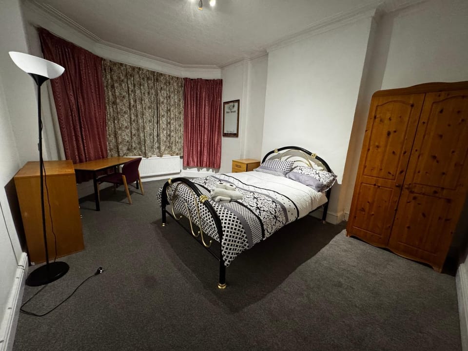 Double-Bedroom in the Heart of Salford Manchester Perfect for Short Stays GCSW5 Bed and Breakfast in Salford