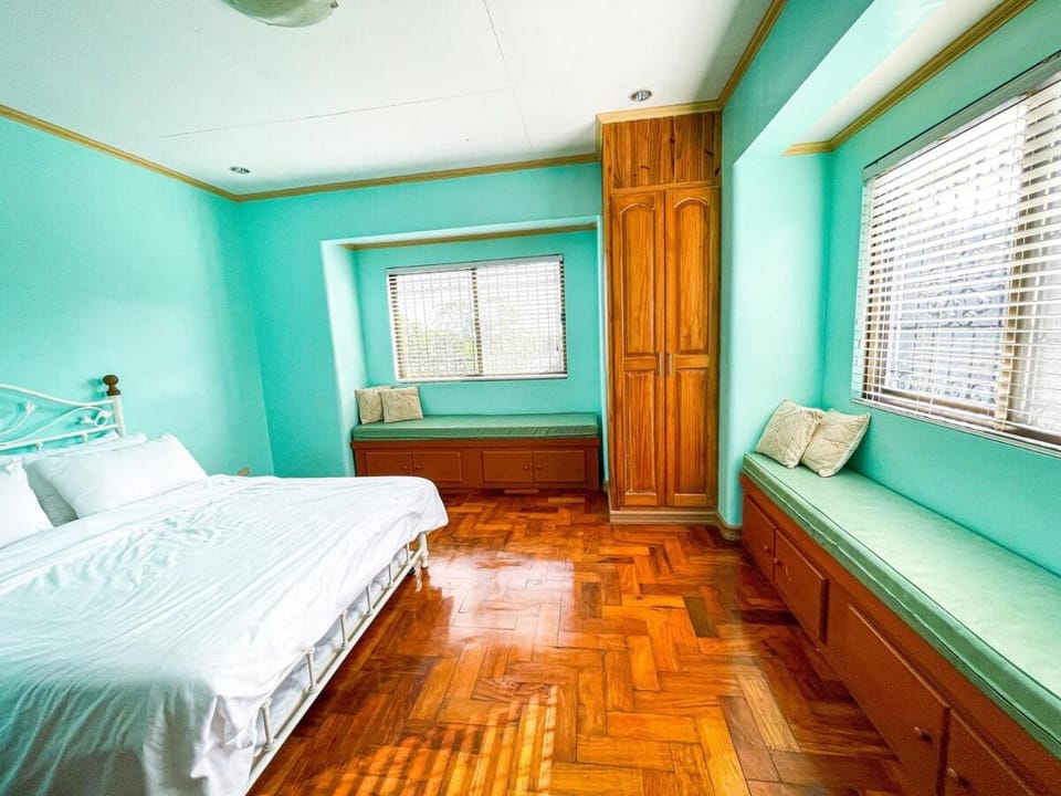 Spacious Family House in Tagaytay with Billiards, Garden, and Courtyard Apartment in Tagaytay
