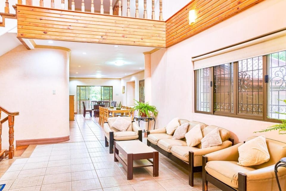 Spacious Family House in Tagaytay with Billiards, Garden, and Courtyard Apartment in Tagaytay