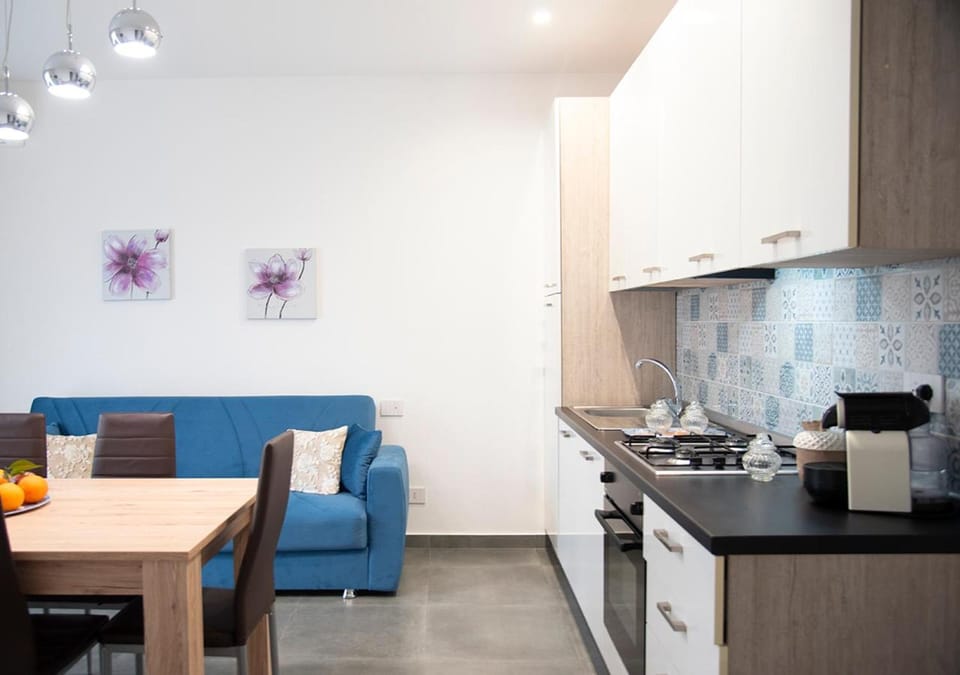 Kitchen or kitchenette, Living room, Seating area, Dining area, stove