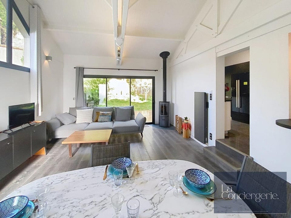 TV and multimedia, Living room, Seating area, Dining area