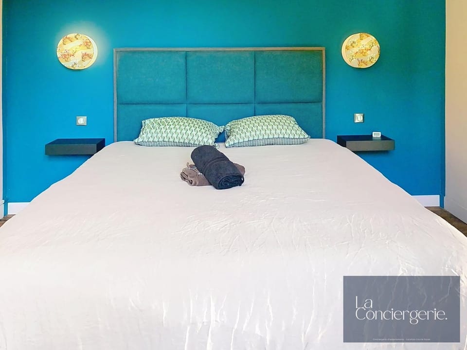 Bed, Photo of the whole room, Bedroom, towels