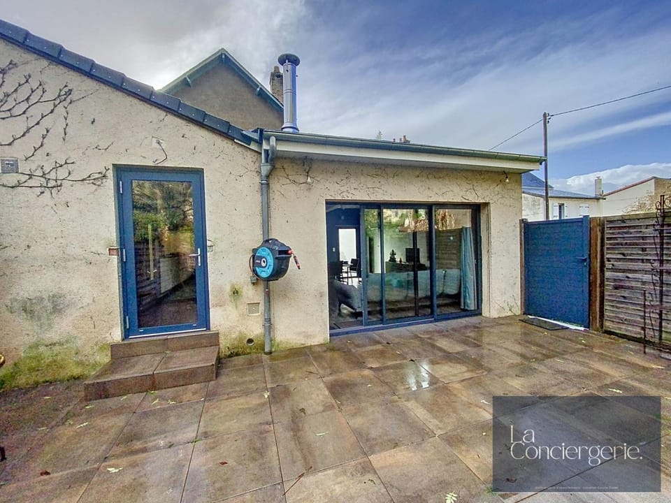 Property building, Facade/entrance, Day, Balcony/Terrace