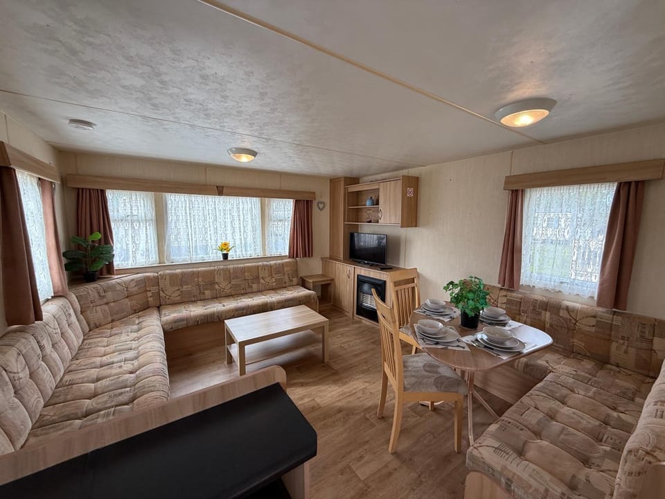 Sunnymede G20 with Hot Tub - pet friendly, Wifi, bed linen - Meadow Lakes Caravan & Lodge Hire Apartment in Ingoldmells