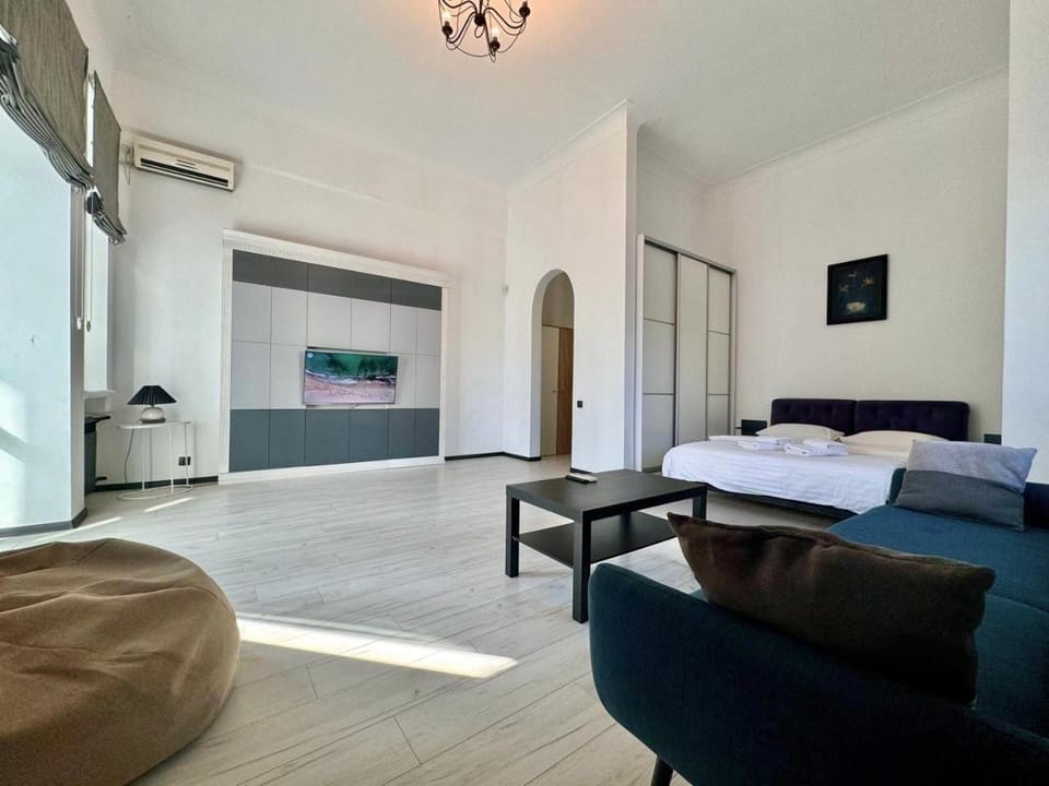 ApartPoltava Світлі апартаменти з високою стелею Стильний ДИЗАЙН 2023 Apartment in Ukraine